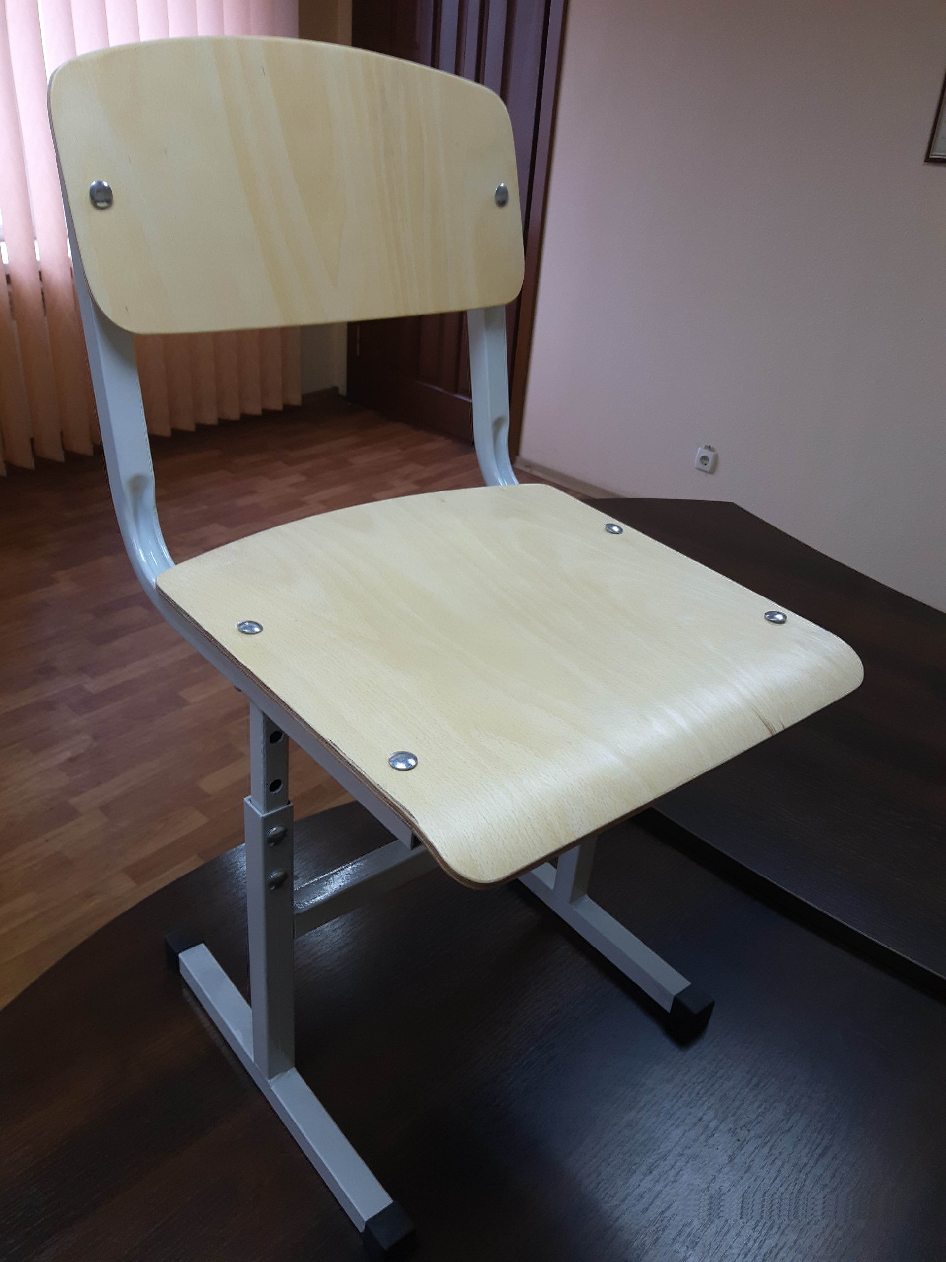 Шкільний регульований учнівський стілець, що регулюється